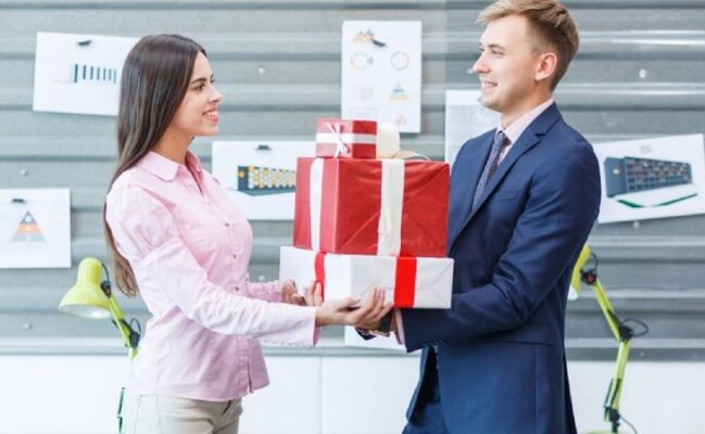 vi-sao-doanh-nghiep-lon-luon-chon-qua-tinh-te-thay-vi-pho-truong